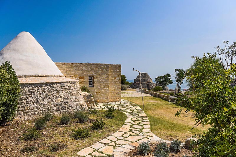 A beach trullo in Trani for rent for enchanting holidays in Puglia.